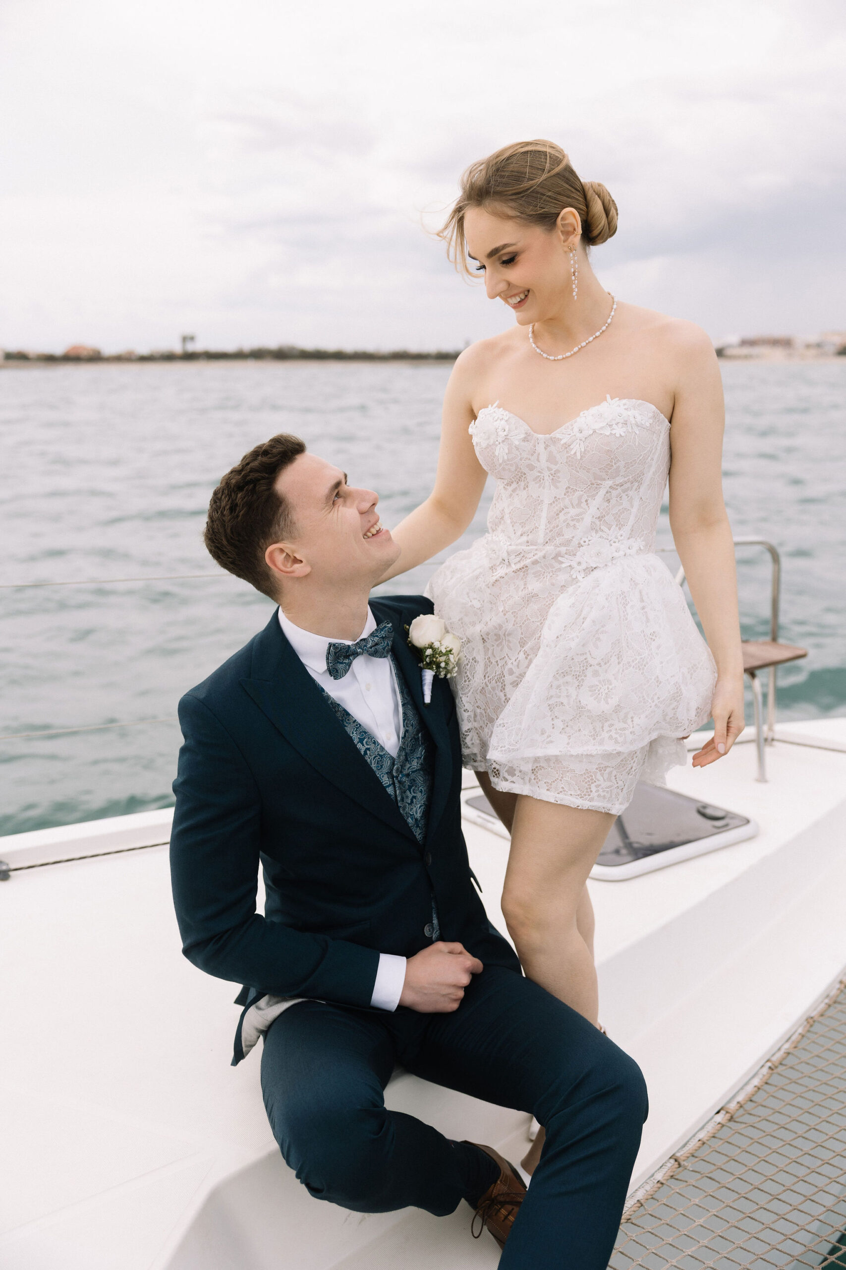 Brautpaar bei einer Destination Wedding am Wasser