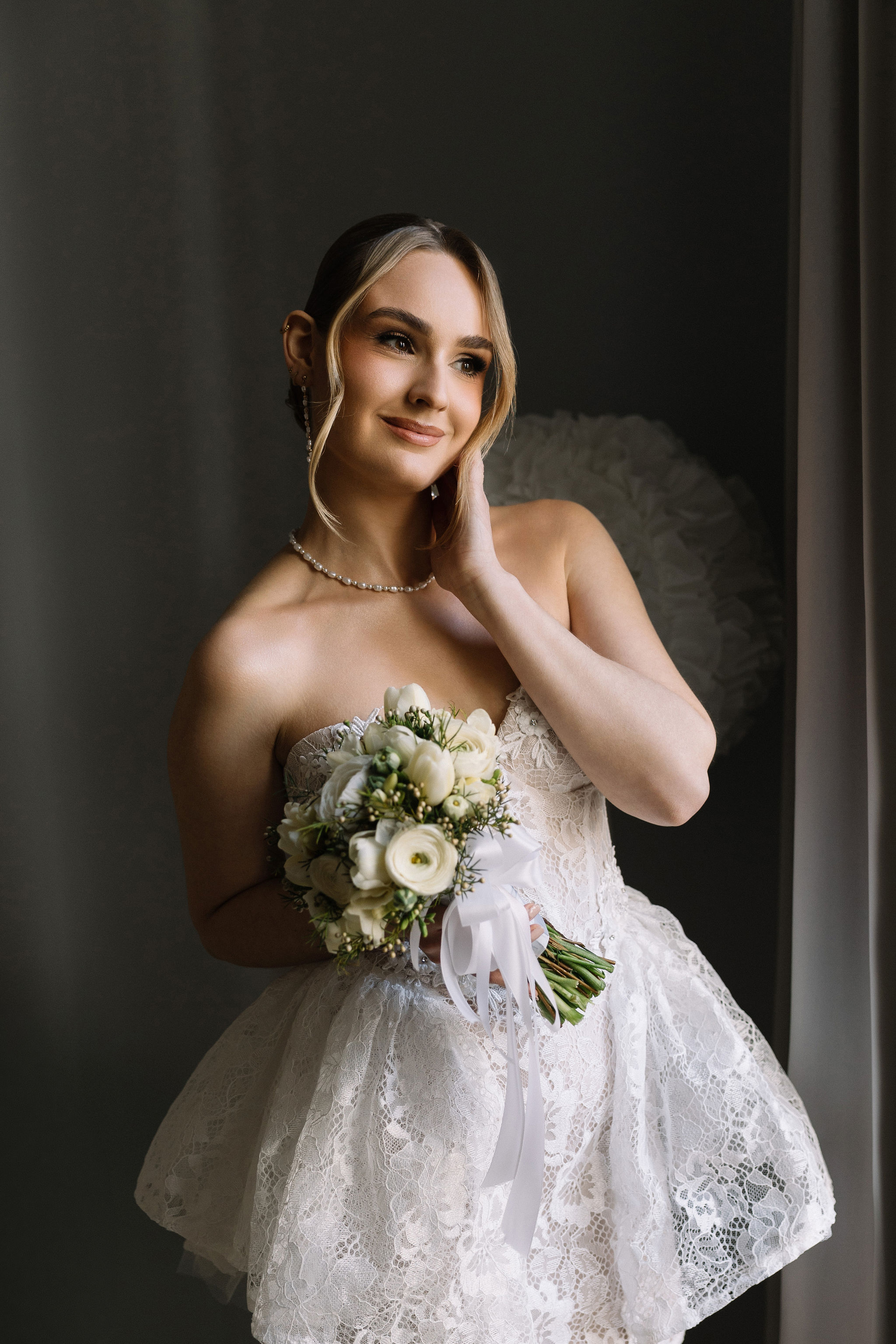 Braut beim Getting Ready vor der Hochzeit