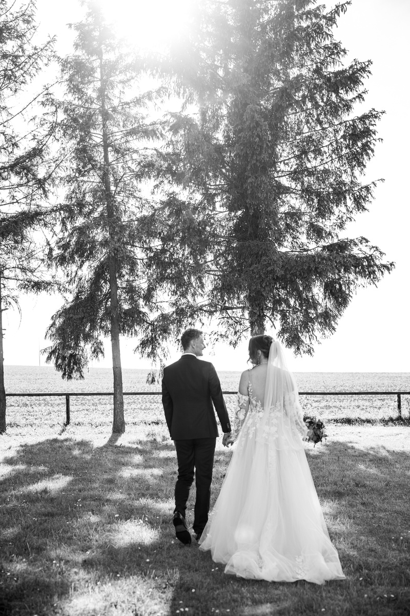 Brautpaar bei einer persönlichen Hochzeit inmitten der Natur