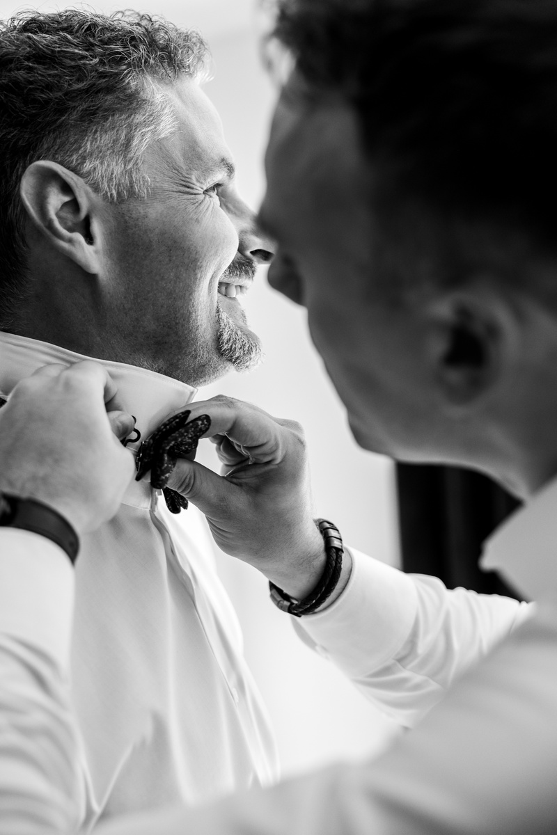 Bräutigam beim Getting Ready vor der Hochzeit
