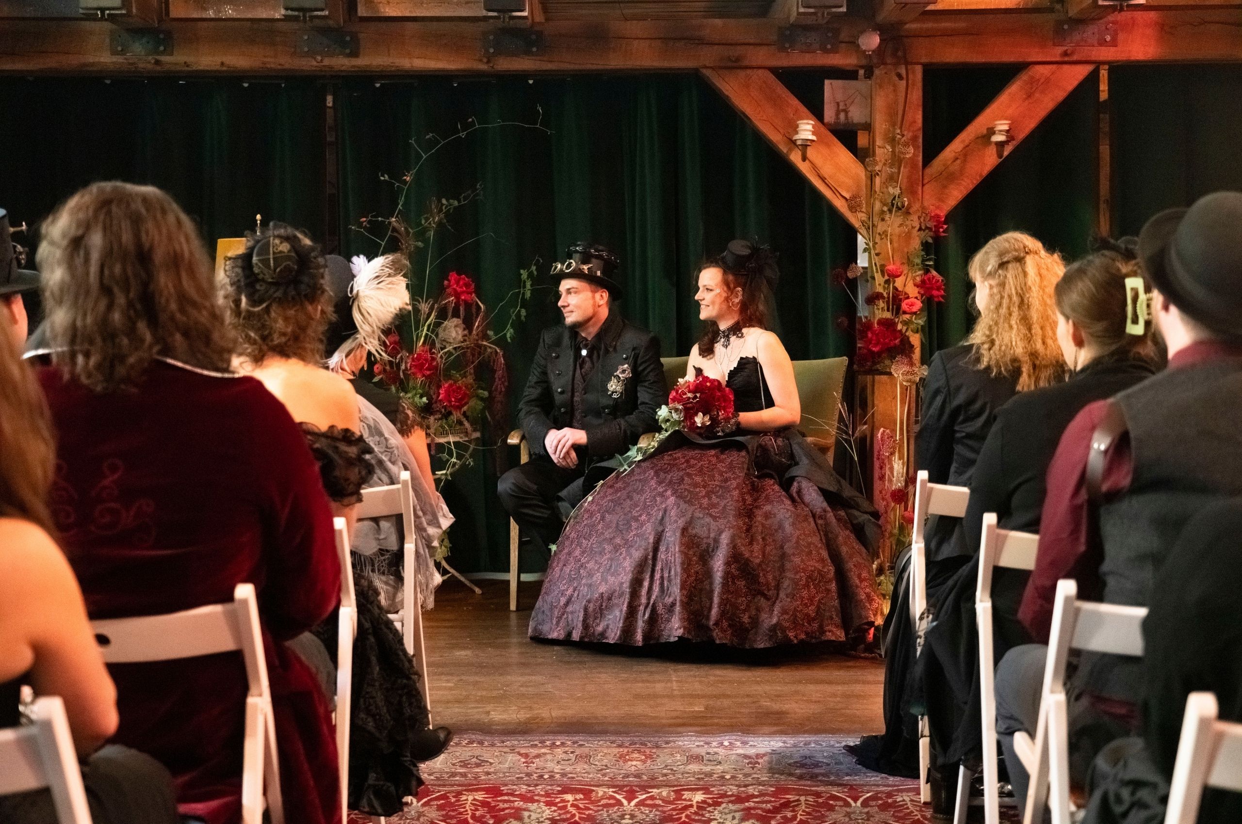 Brautpaar bei einer Steampunk-Hochzeit mit Gästen während der freien Trauung
