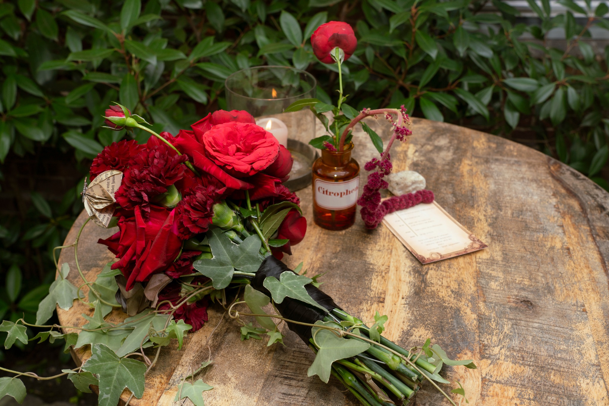 Roter Brautstrauß mit Efeu und besonderen Details für eine Steampunk Hochzeit