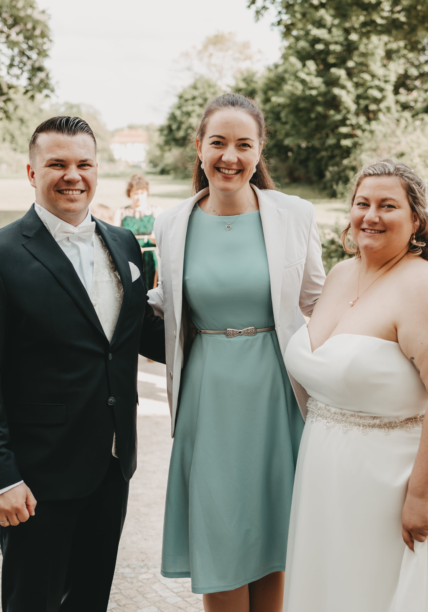 Brautpaar mit Traurednerin von Pure Soul Weddings bei einer freien Trauung