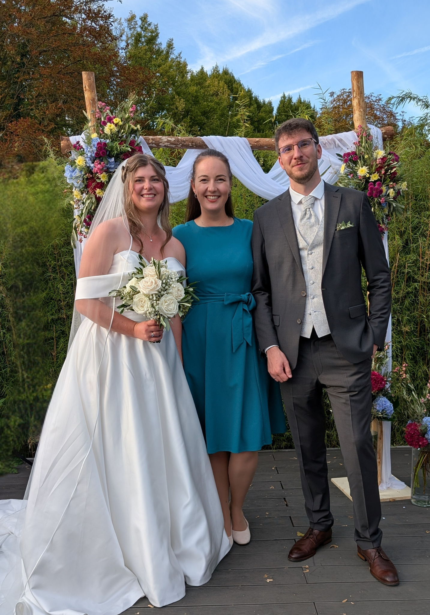Traurednerin von Pure Soul Weddings mit Brautpaar nach einer freien Trauung