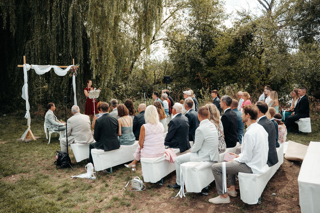 Freie Trauung von Jenny und Marco im Grünen mit Steffi Floß und ihren Hochzeitsgästen
