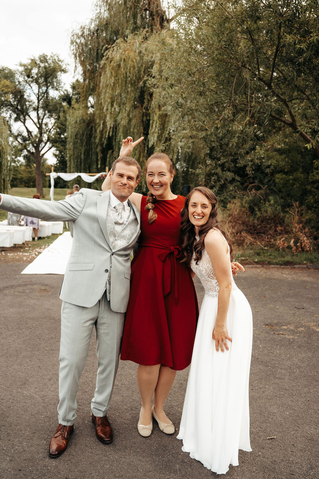 Steffi Floß mit Jenny und Marco in einem fröhlichen Moment nach ihrer freien Trauung