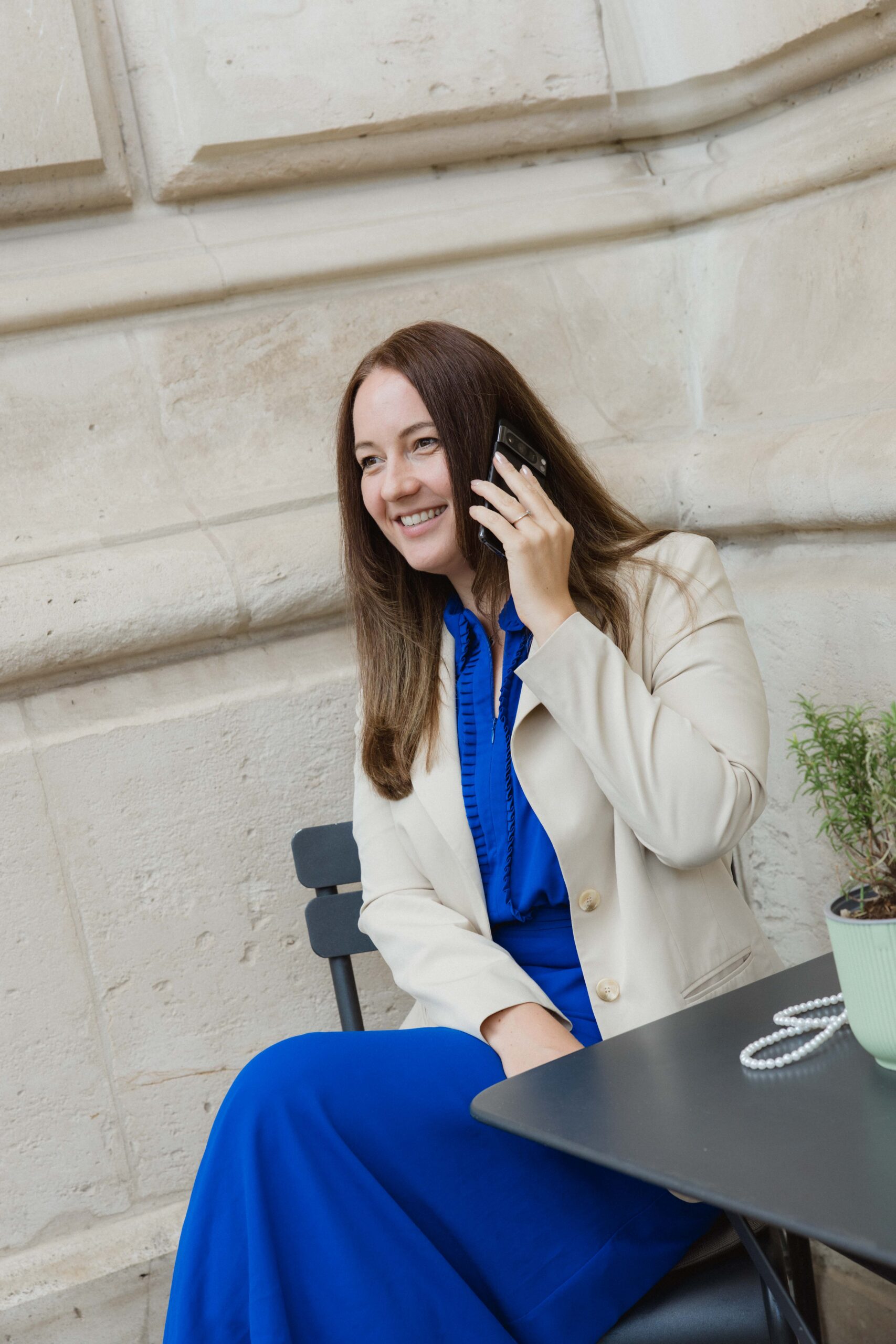 Steffi Floß von Pure Soul Weddings im persönlichen Gespräch am Kaffeetisch